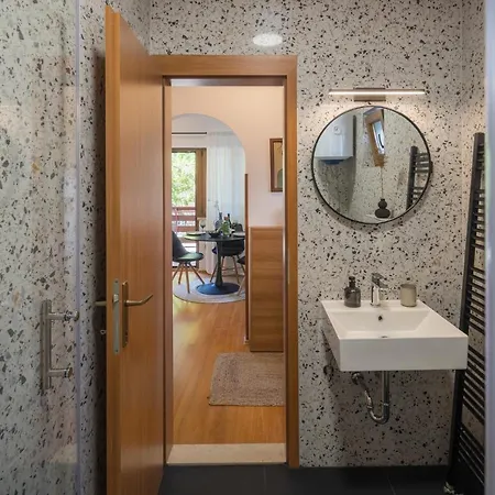 Ladonja Apartment *